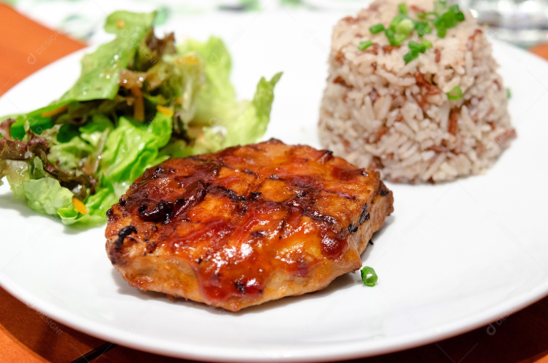 Bife de frango na chapa branca.