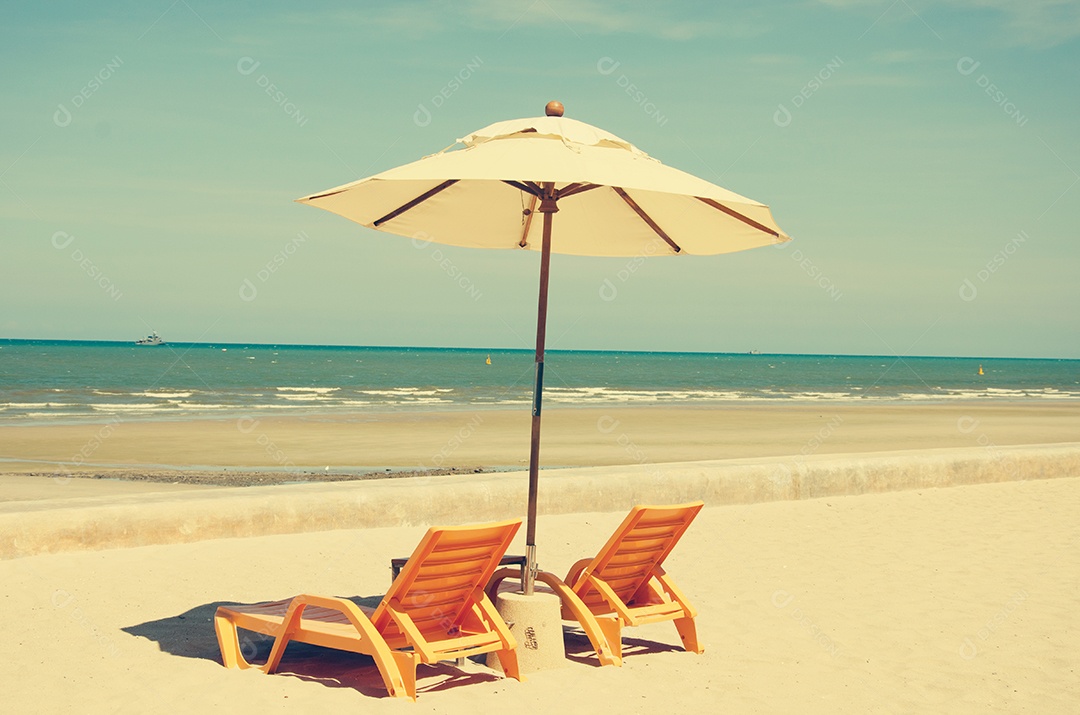 Cadeiras de praia e guarda-sóis