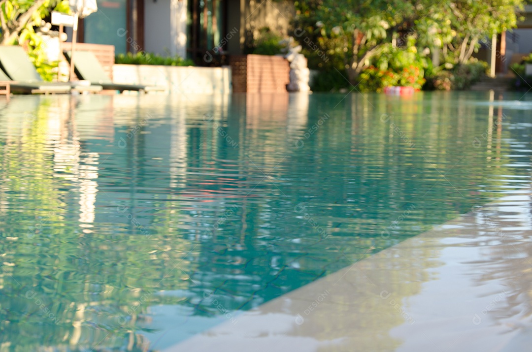 Piscina com escada no hotel