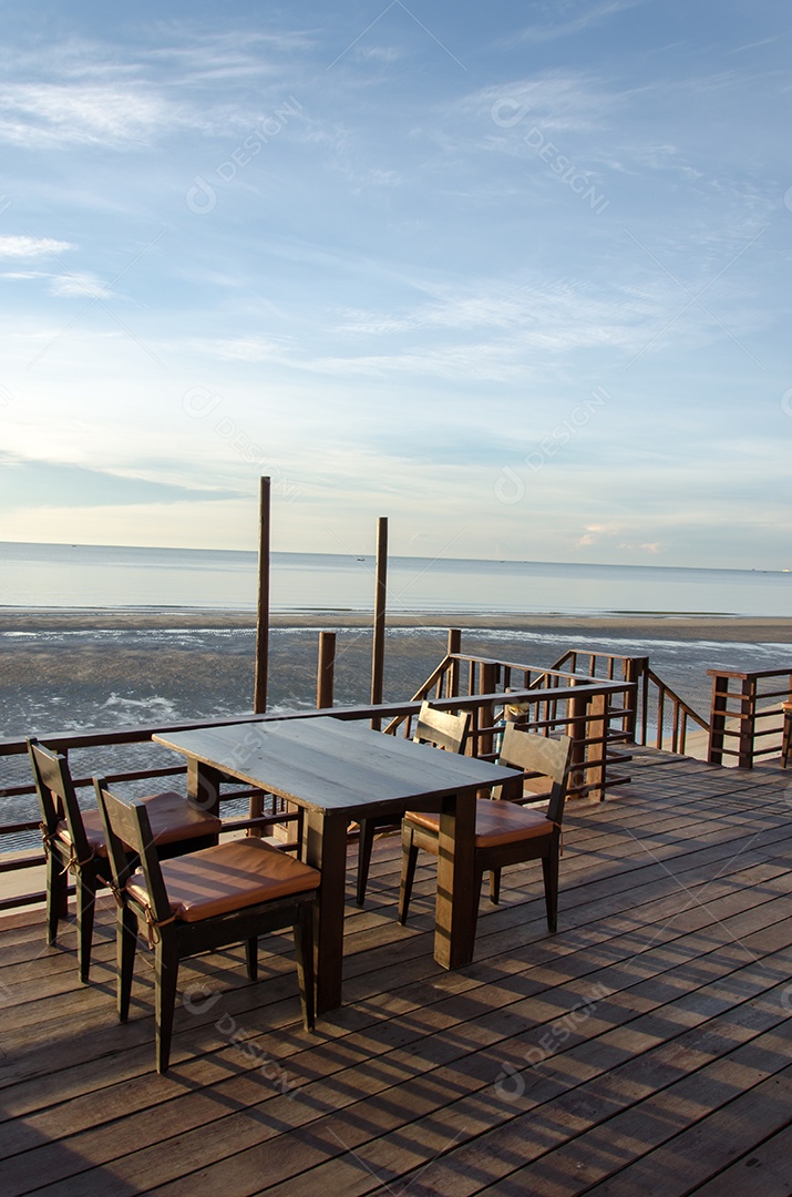 Mesa à beira-mar na praia na tailândia.