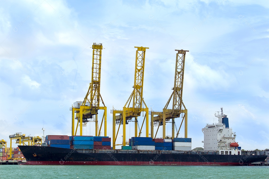 Navio de carga carregando contêineres no trabalho