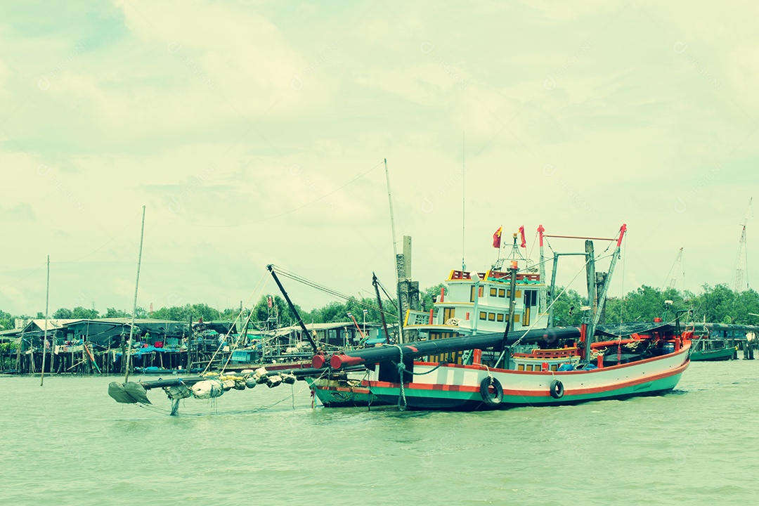 barcos de pesca no mar. Na Tailândia