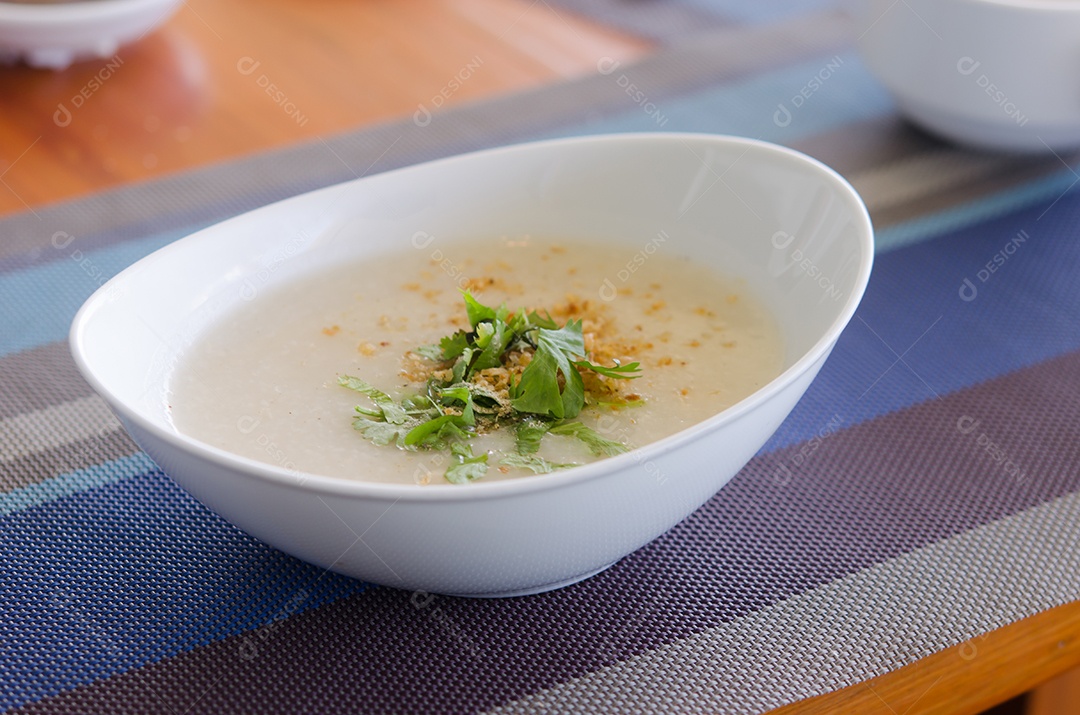 Frango de arroz em um prato na mesa.
