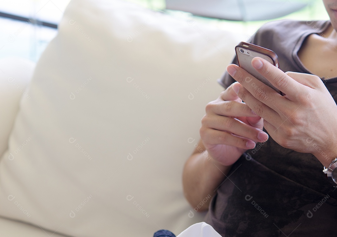 telefone inteligente na mão.