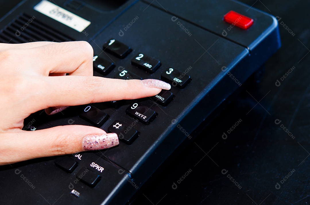 Dedo pressionando a tecla no telefone.