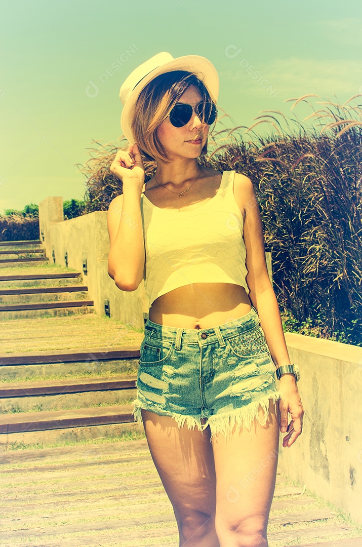 Menina bonita está em estilo de moda, vintage