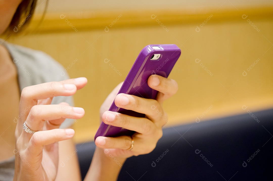 telefone inteligente na mão.