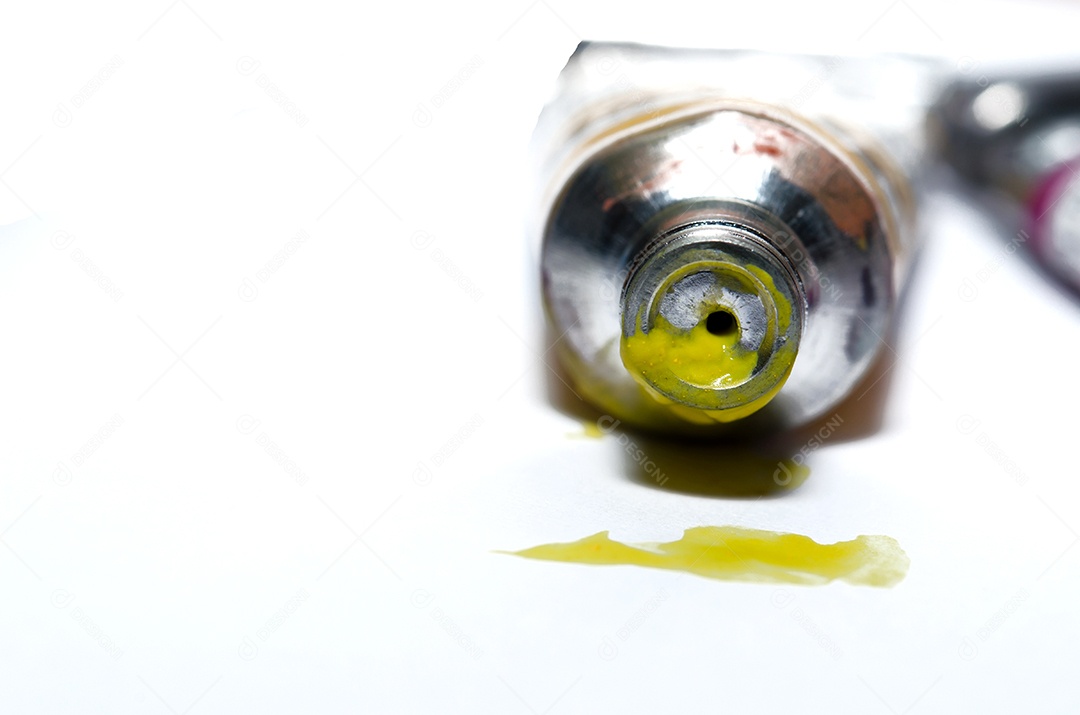 tintas aquarela sobre fundo branco.