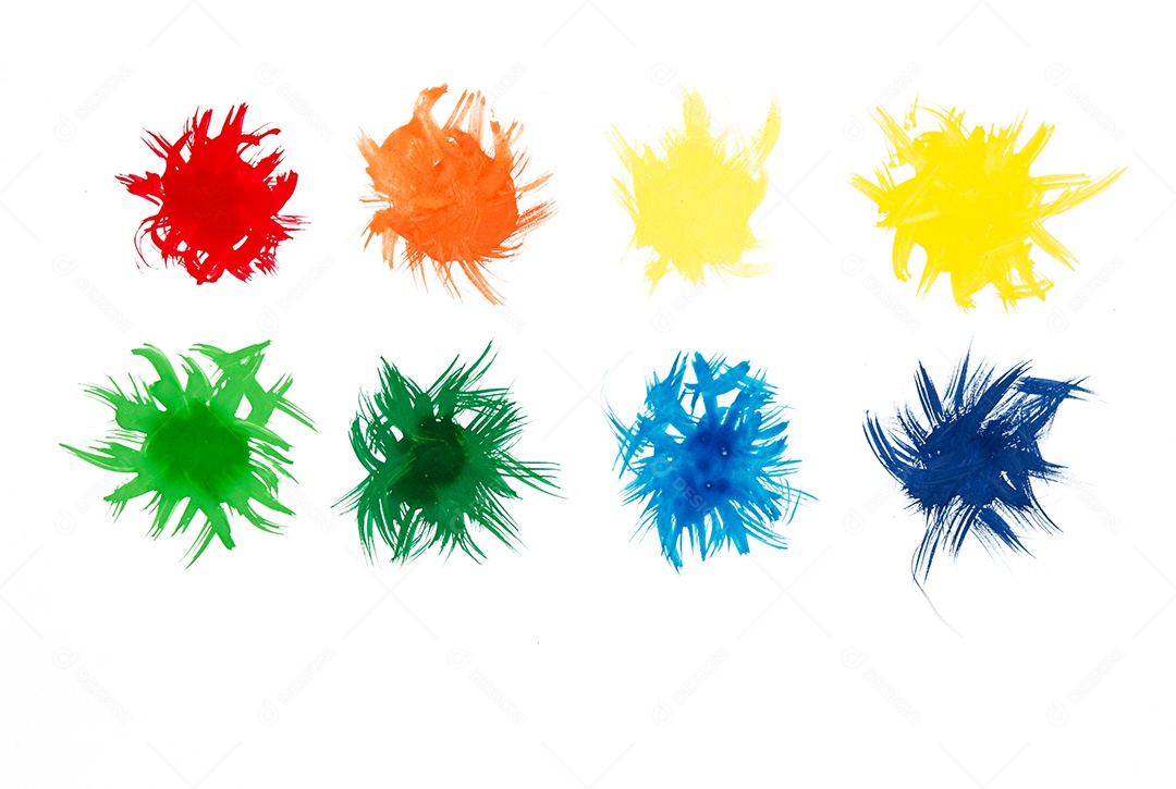 Respingos de tinta colorida sobre fundo branco.