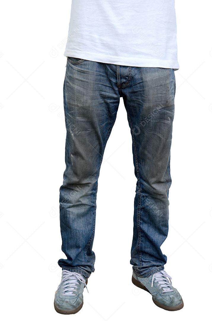 Homem de jeans isolado no fundo branco.