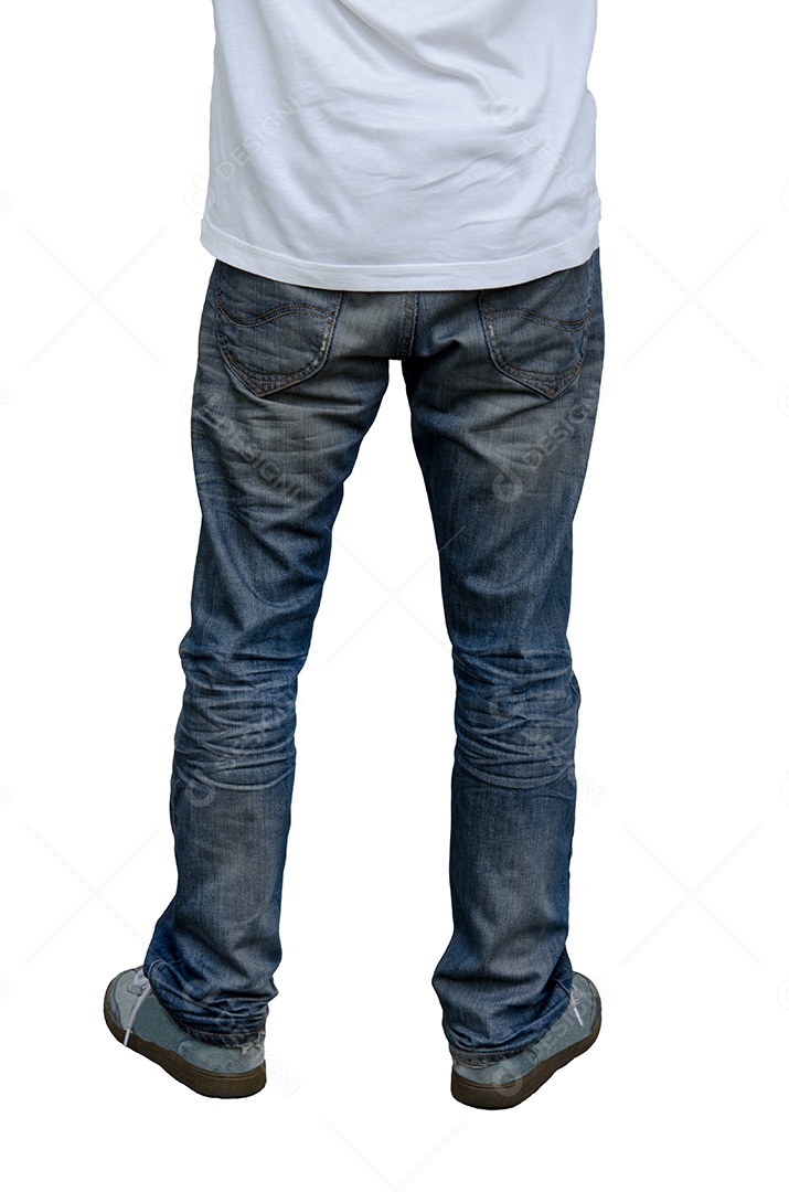 Homem de jeans isolado no fundo branco.