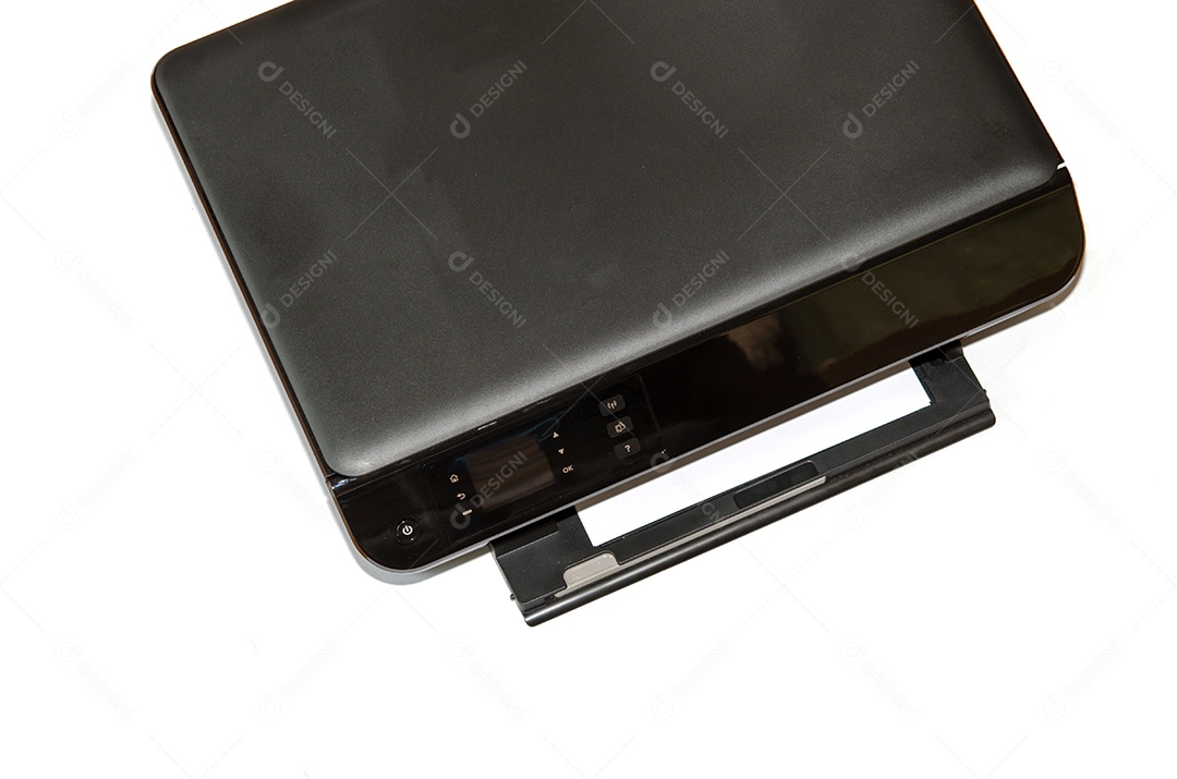 Impressora e papel isolado no fundo branco