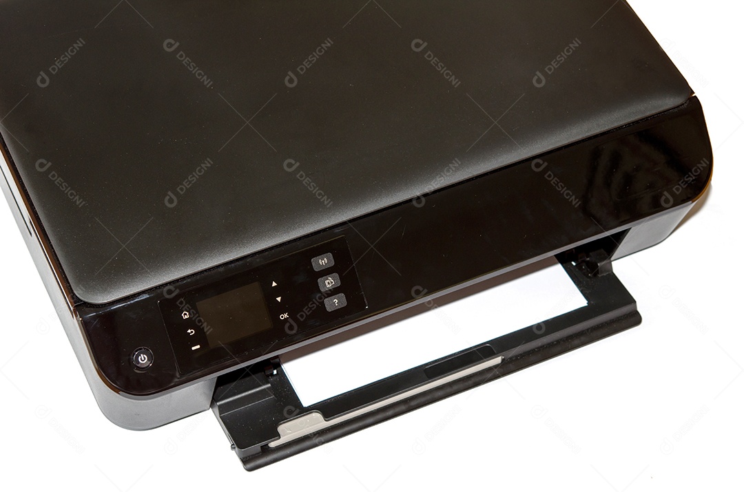 Impressora e papel isolado no fundo branco