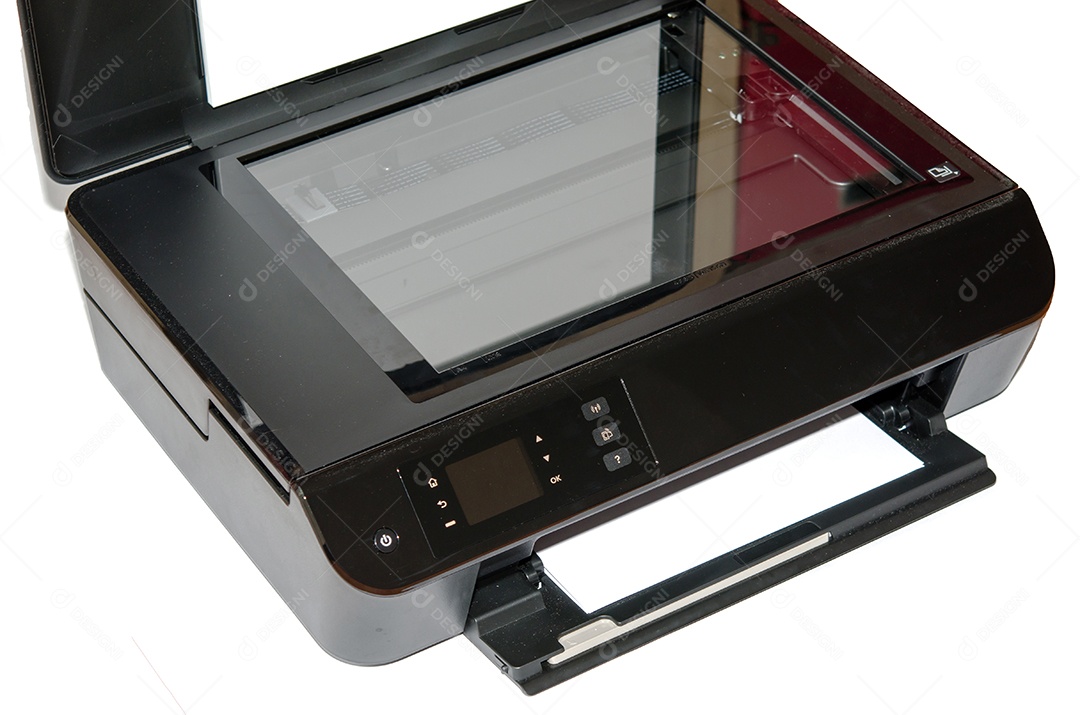 Impressora e papel isolado no fundo branco