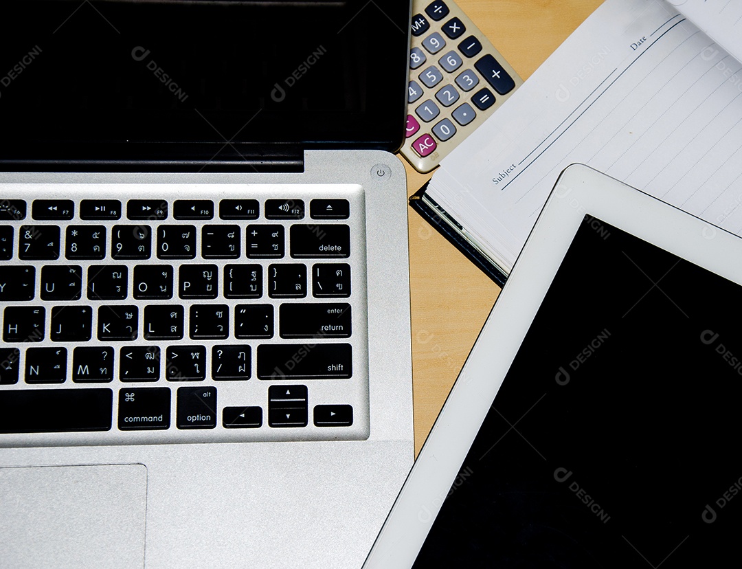 Notebook e livro colocados nas mesas.