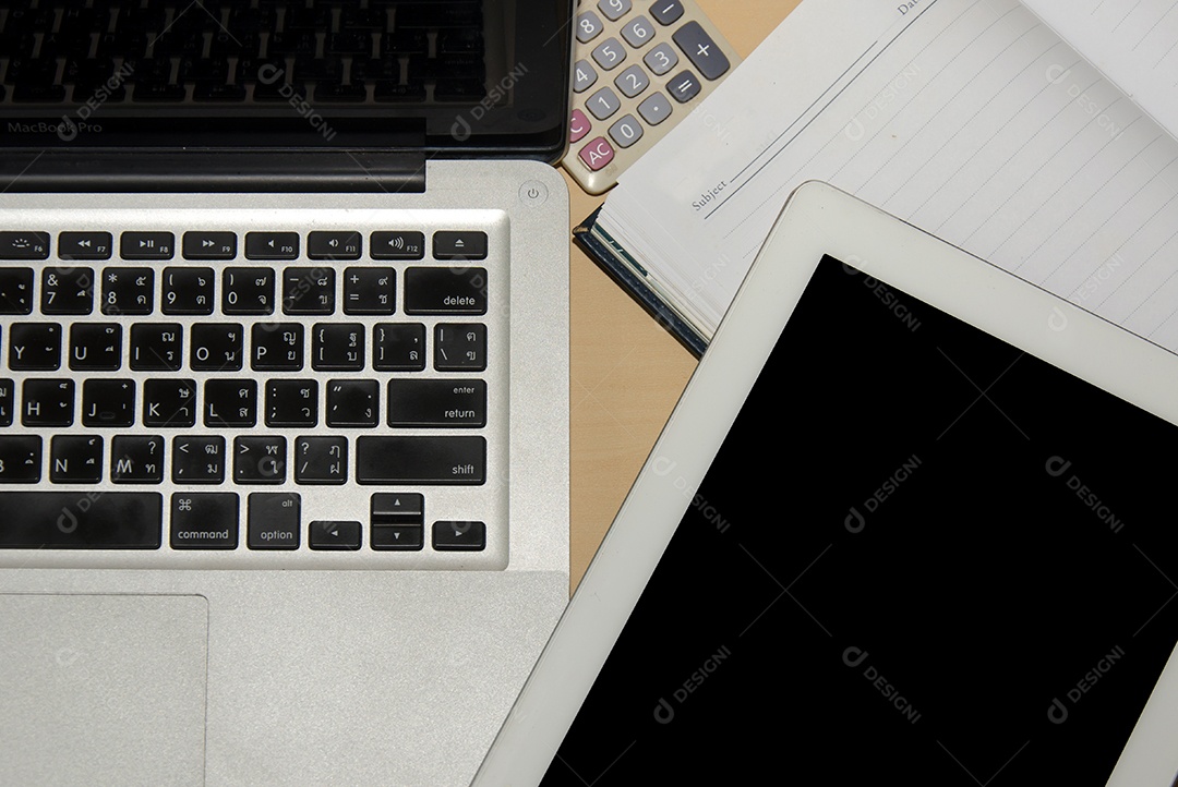 Notebook e livro colocados nas mesas.