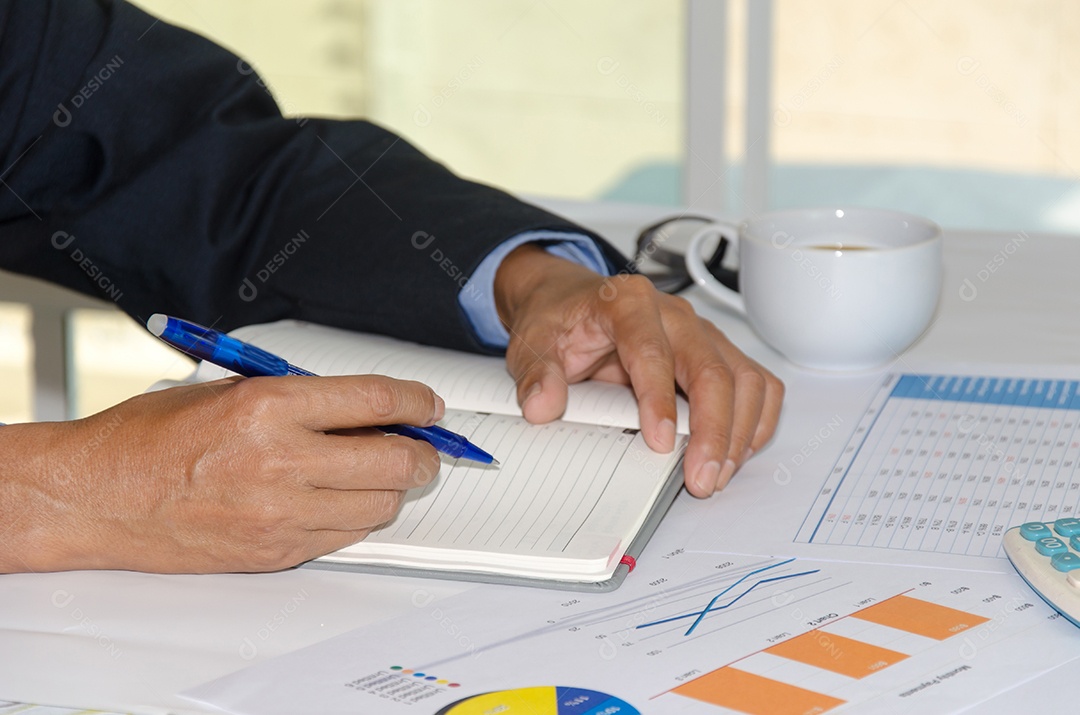 Escrita à mão com uma caneta, relatório financeiro.