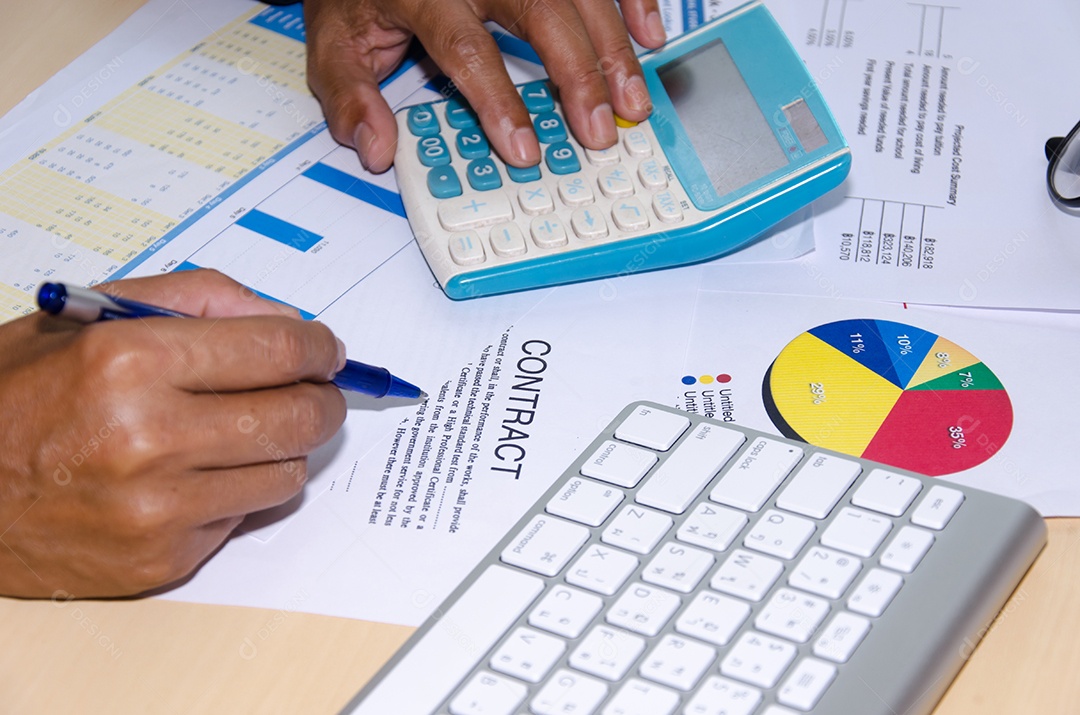 Os documentos do contrato e calculadora na mesa.