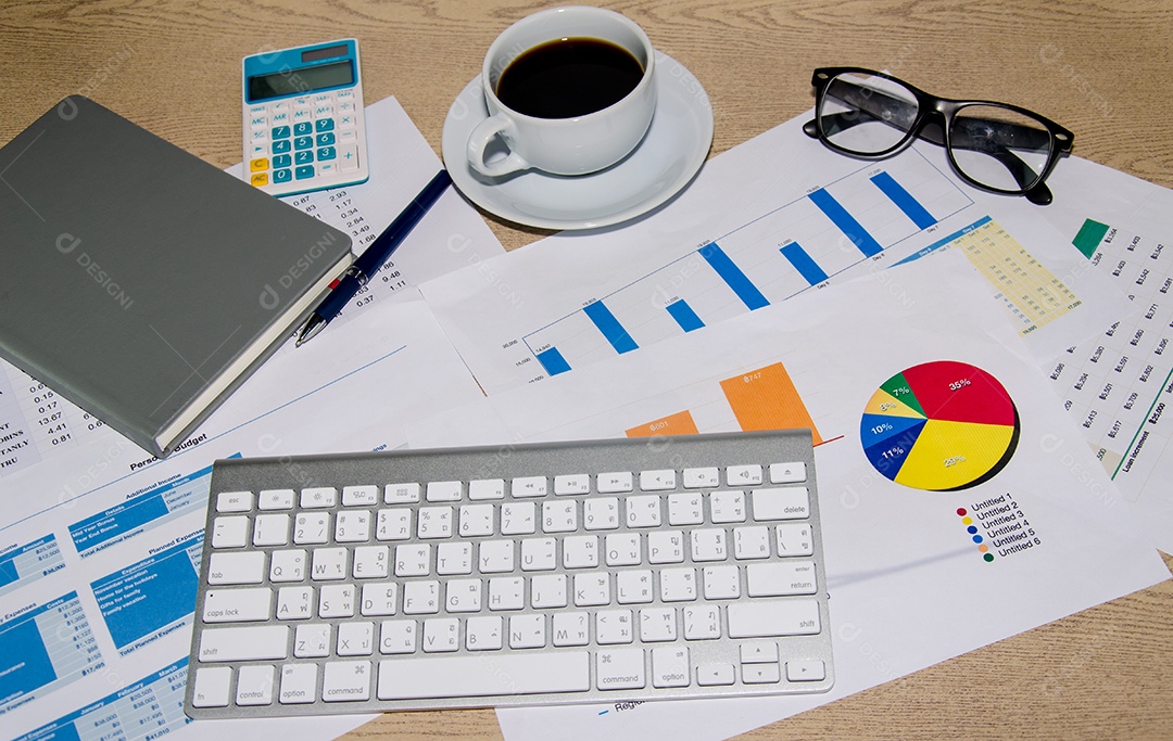 café e documento na mesa e teclado.