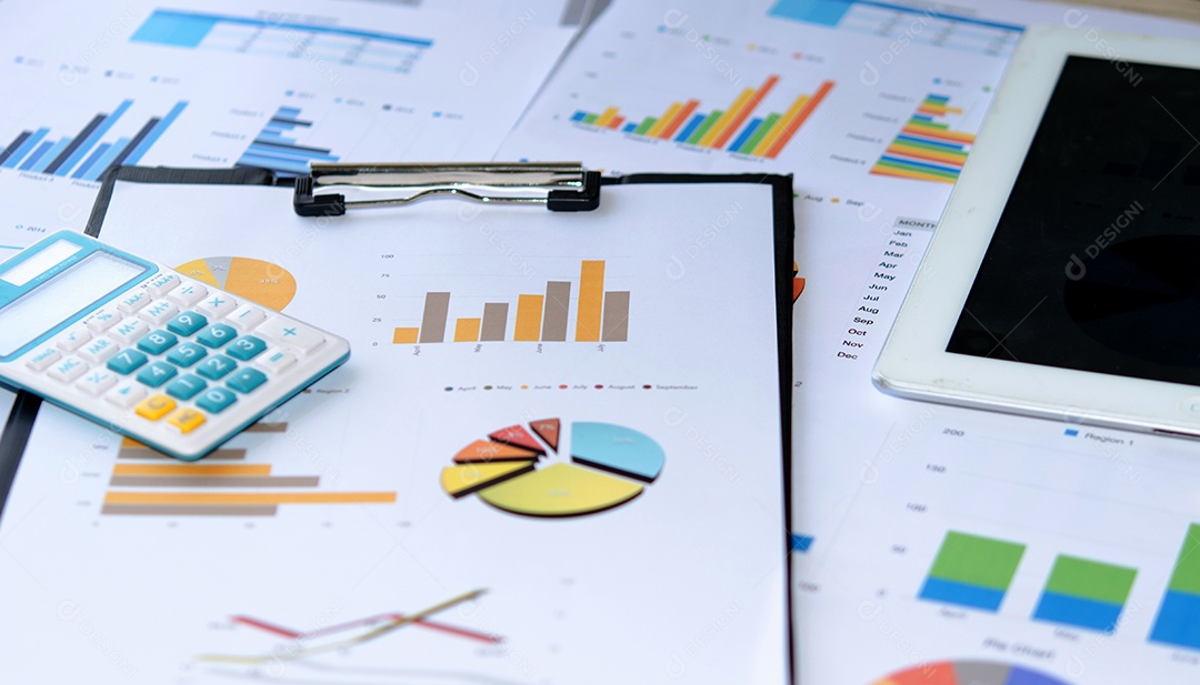 gráficos de documentos de negócios em cima da mesa com tablet