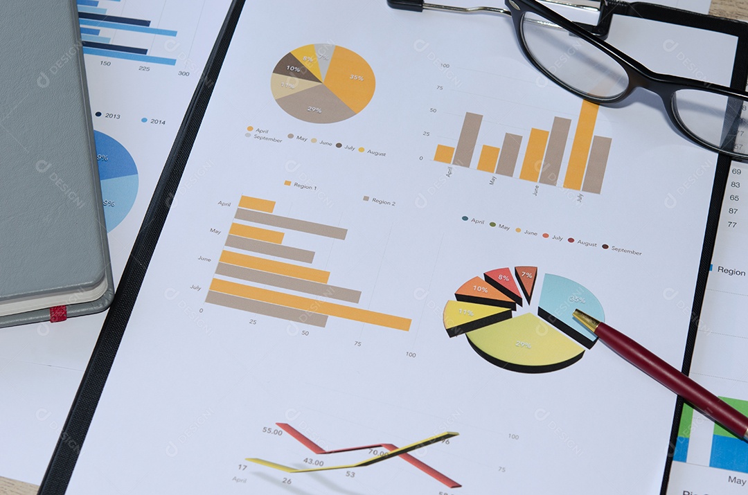 O gráfico de negócios é colocado na mesa.