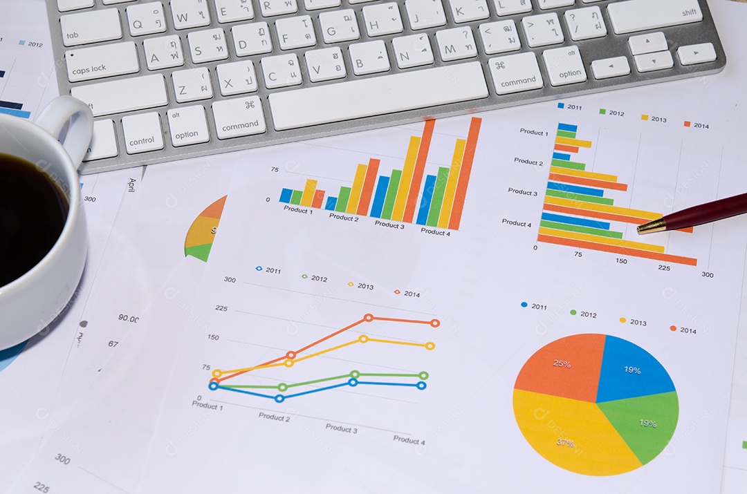 O gráfico de negócios é colocado na mesa.