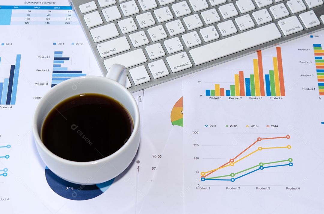 Documentos financeiros, computador e material de escritório closeup