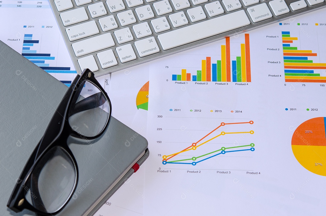 Documentos financeiros, livro e material de escritório