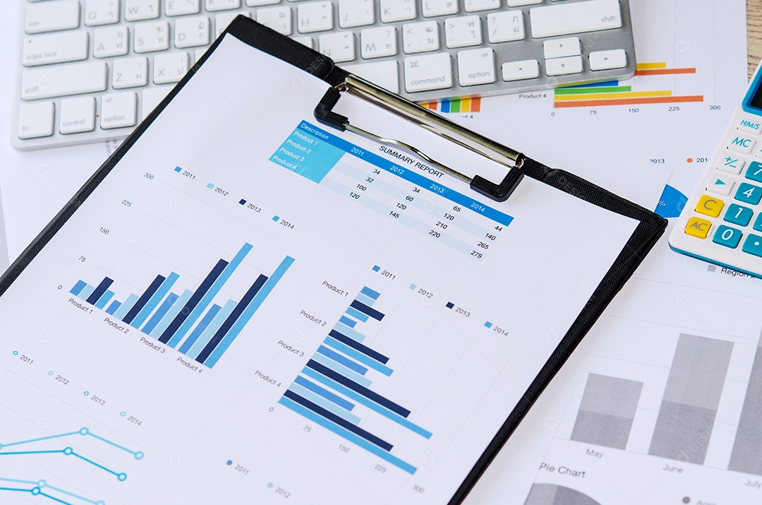 Documentos financeiros, computador e material de escritório