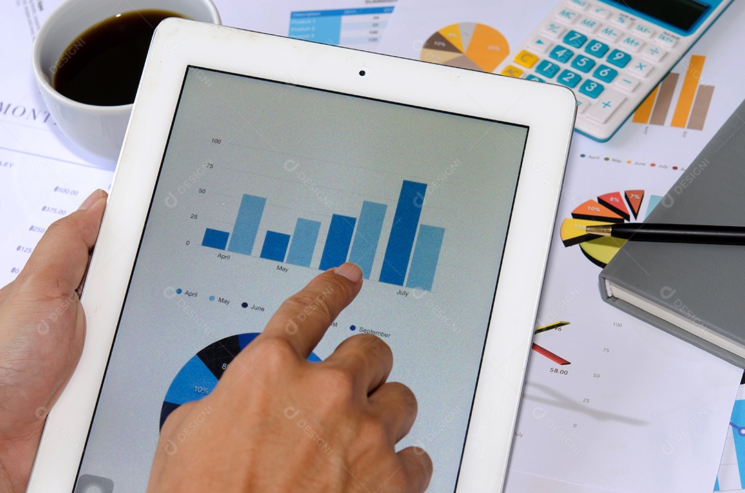 Gráfico de negócios e relatório de análise de caneta. Contabilidade