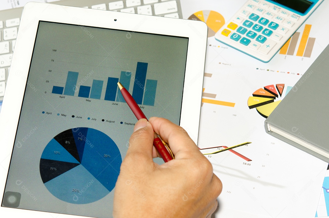 Gráficos financeiros na mesa com tablet