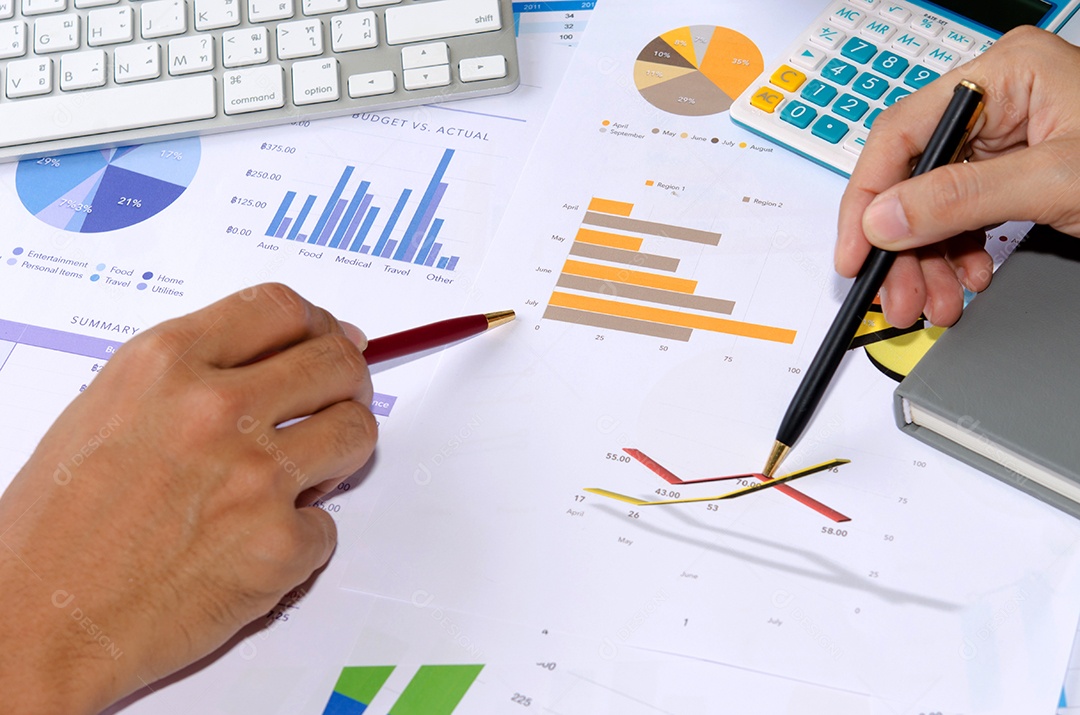 mão de homem com caneta e relatório de negócios. Contabilidade