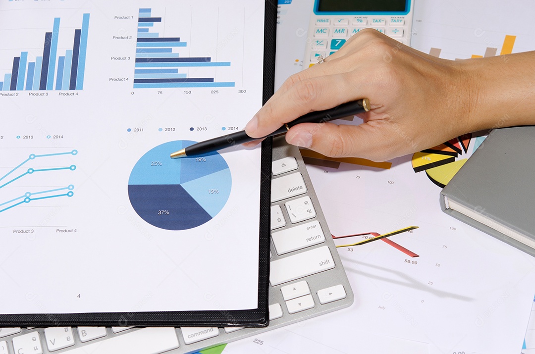 mão de homem com caneta e relatório de negócios. Contabilidade