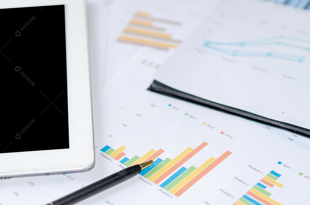 Gráficos financeiros na mesa com tablet