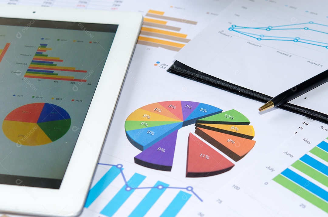 Gráficos financeiros na mesa com tablet