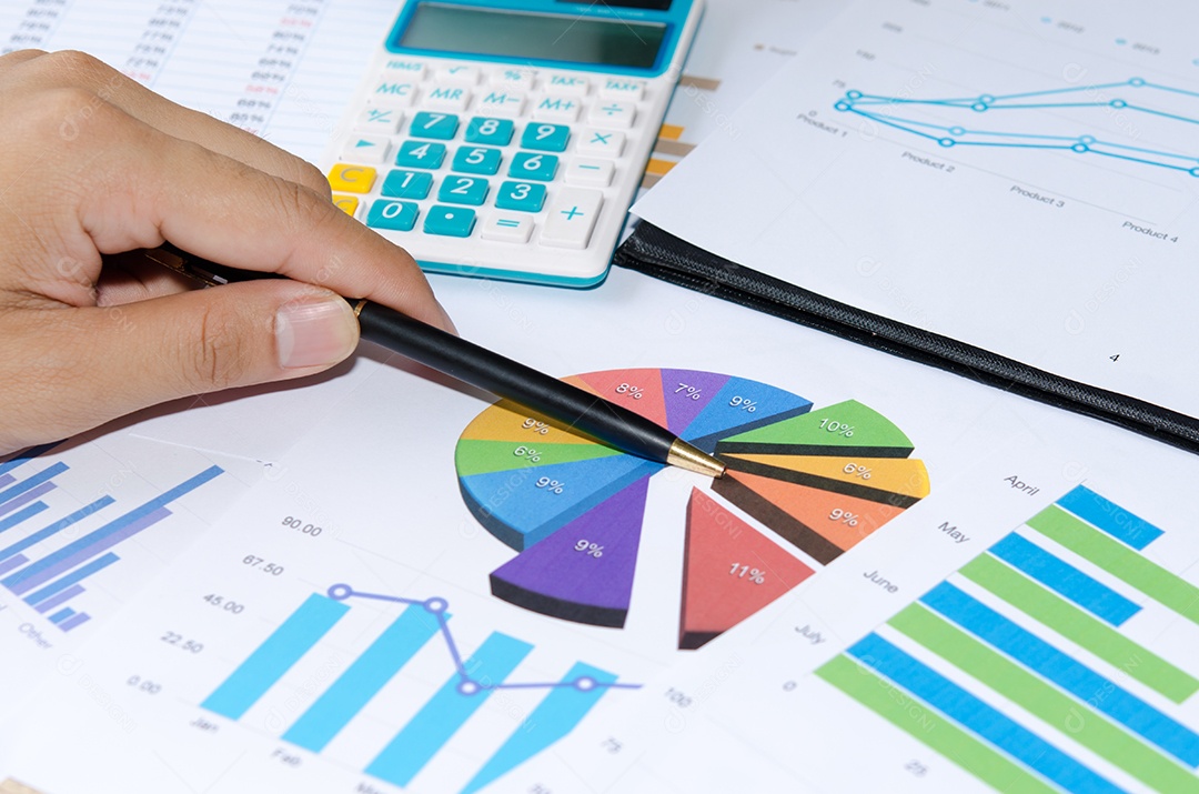 Gráfico de negócios é colocado na mesa.