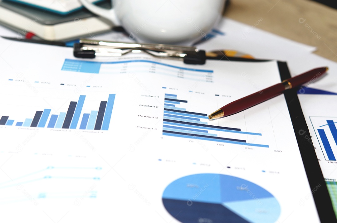 Documentos financeiros, livro e material de escritório close-up