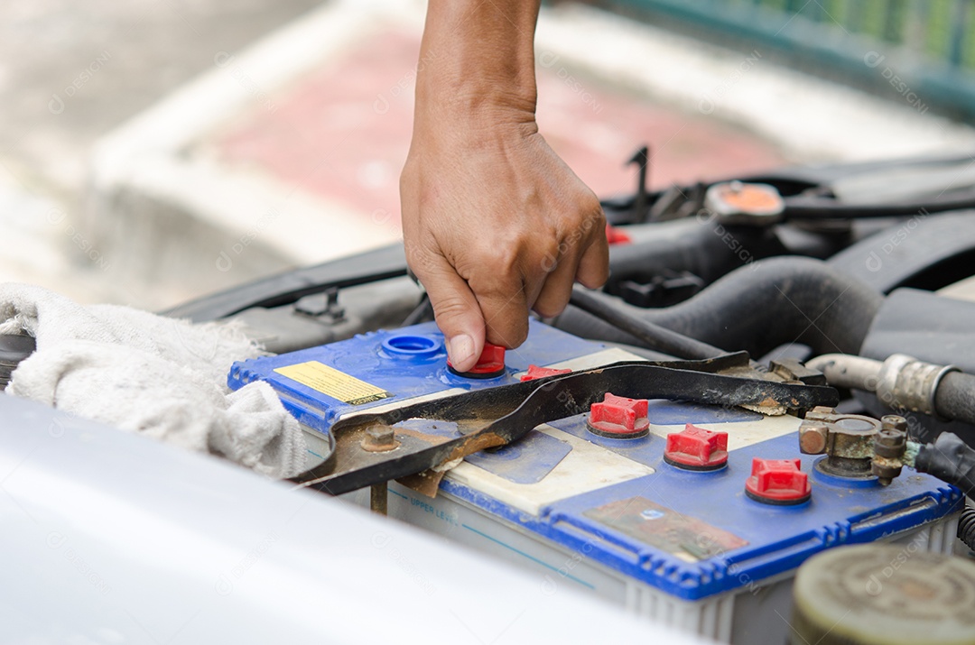 Mecânico a bateria de um carro