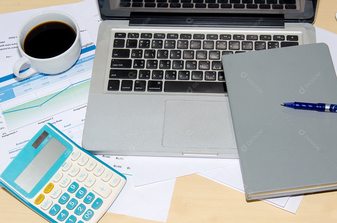 Computadores e livros e canetas na minha mesa.