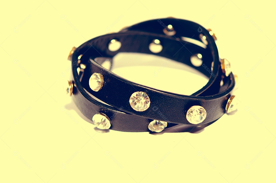 Pulseiras de couro isoladas no fundo. Vintage.