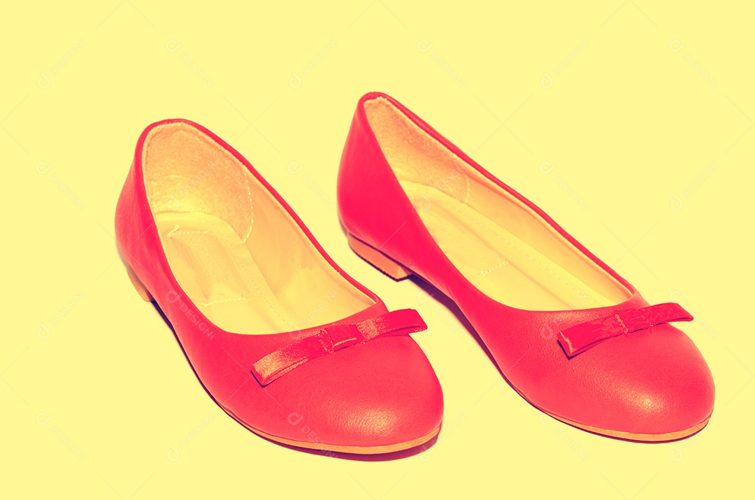 Sapatos de couro feminino isolados no fundo amarelo.