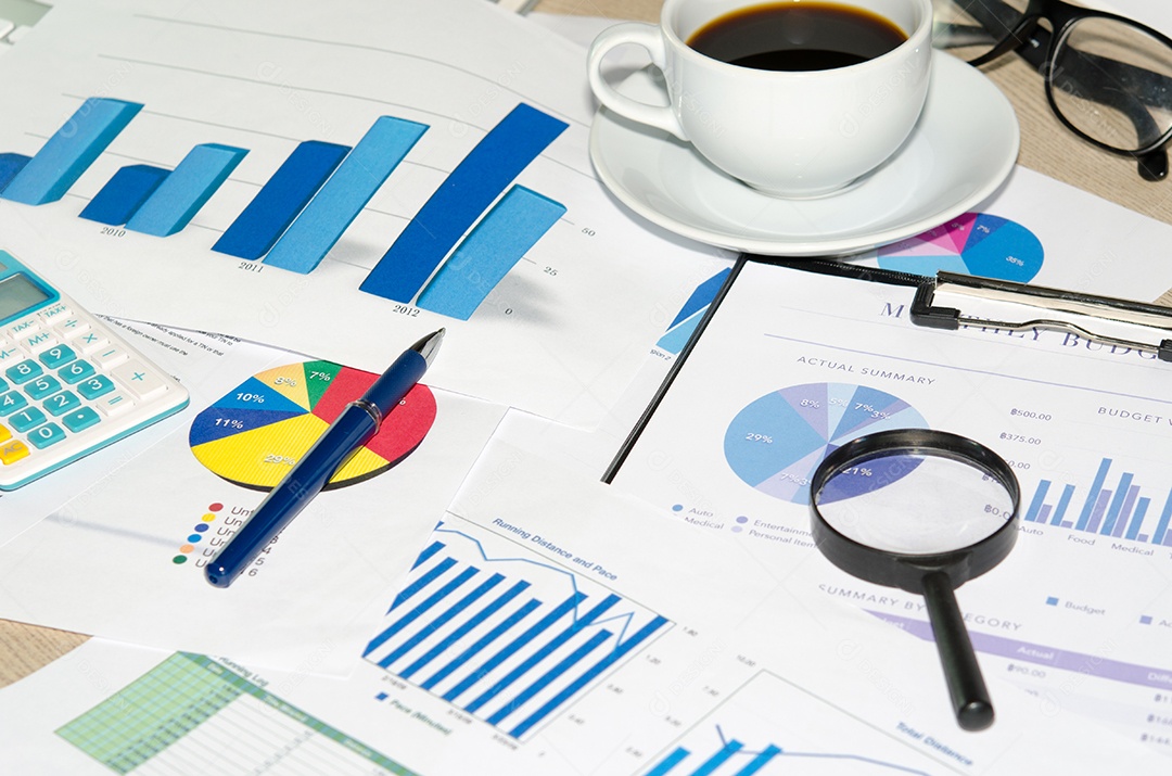 O gráfico de negócios é colocado na mesa.