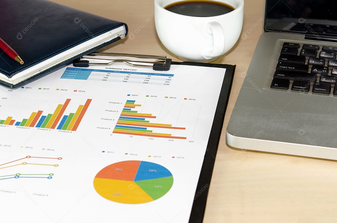 Documentos de negócios analisando gráficos de investimento com laptop.