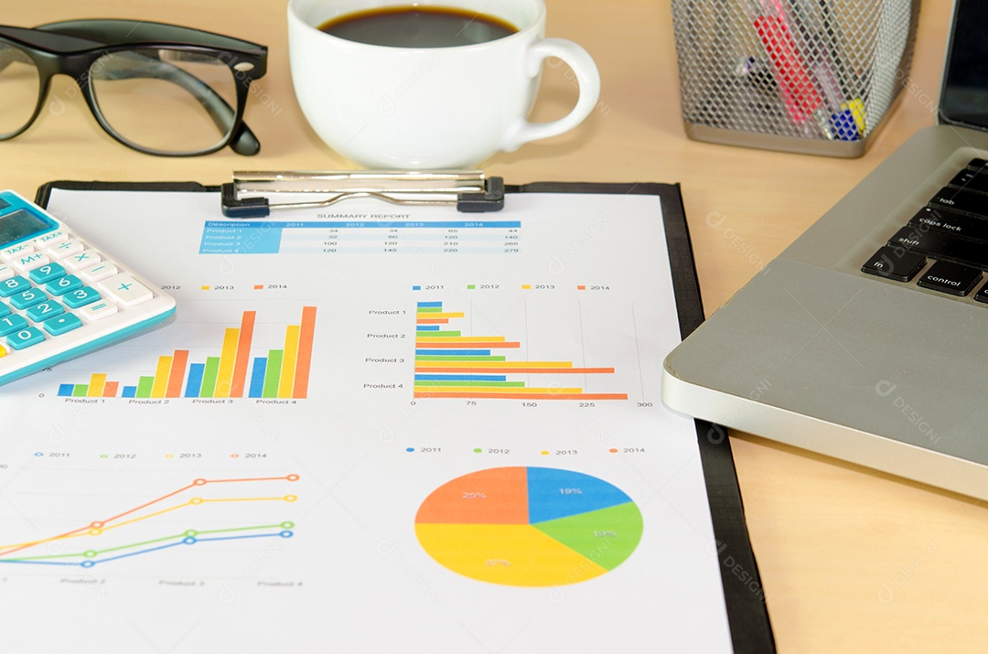 Documentos de negócios analisando gráficos de investimento com laptop.