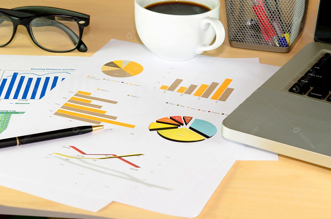 Documentos financeiros, livro e material de escritório close-up