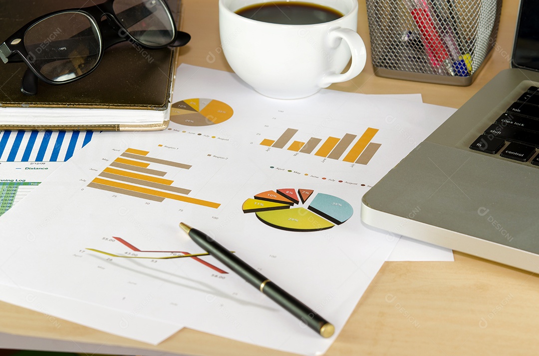 Documentos financeiros, livro e material de escritório close-up