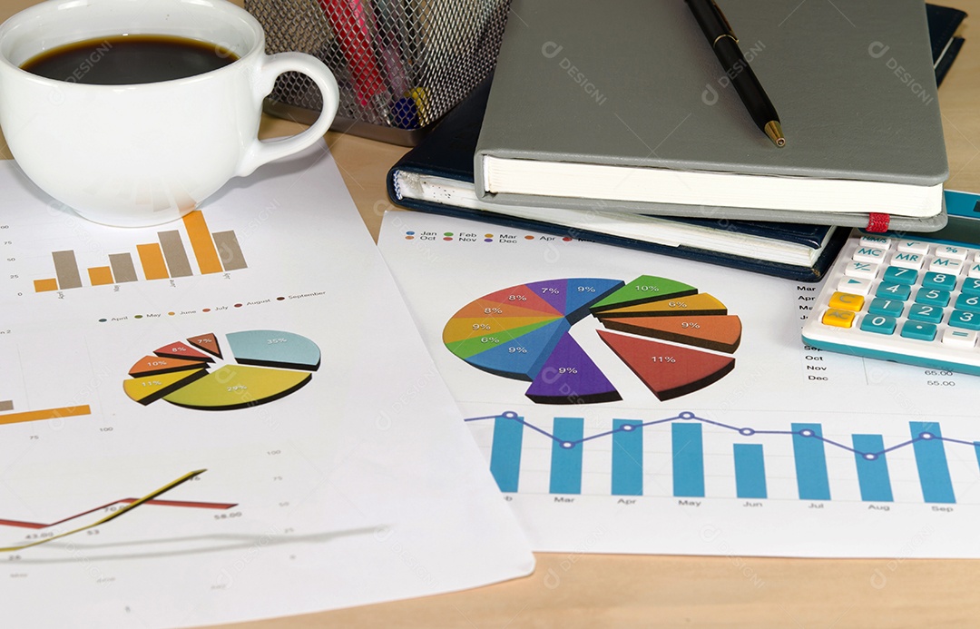 Documentos financeiros, livro e material de escritório close-up