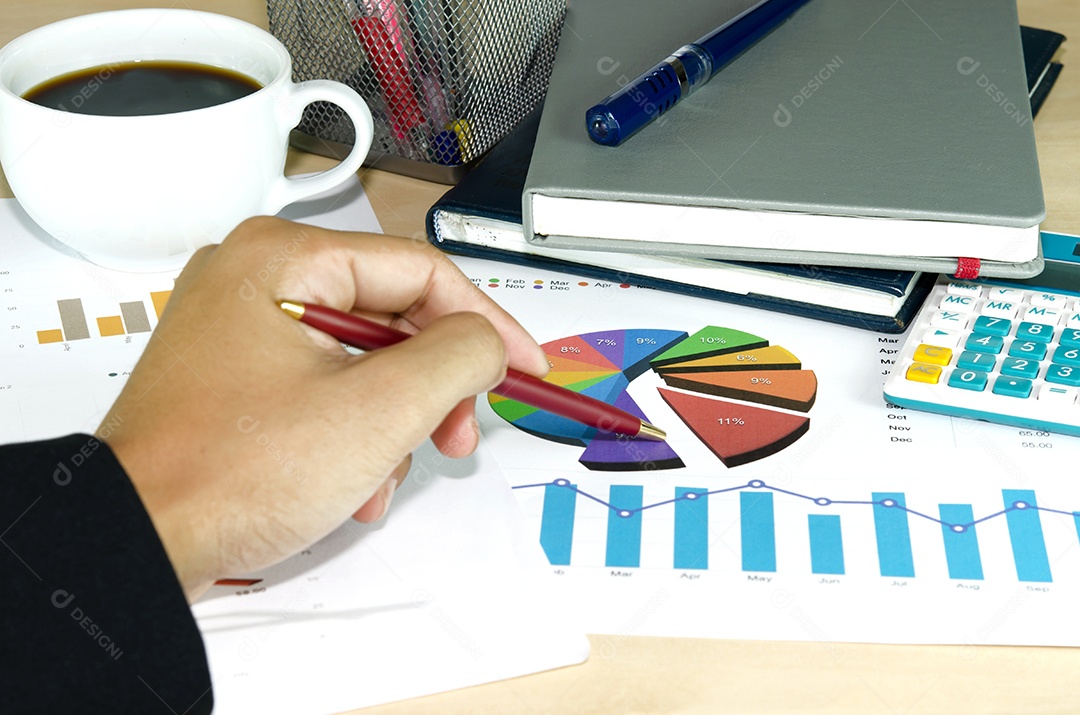 Documentos financeiros, livro e material de escritório close-up