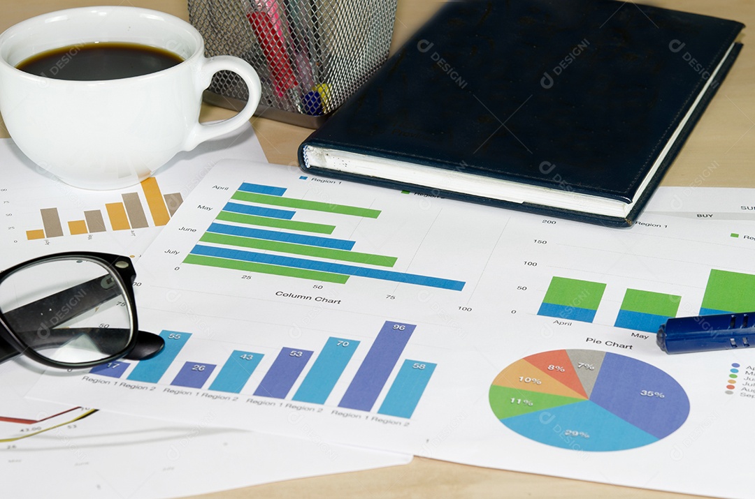 Documentos financeiros, livro e material de escritório close-up