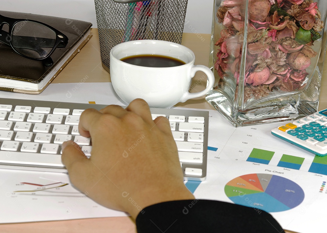 Documentos financeiros, computador e material de escritório close-up